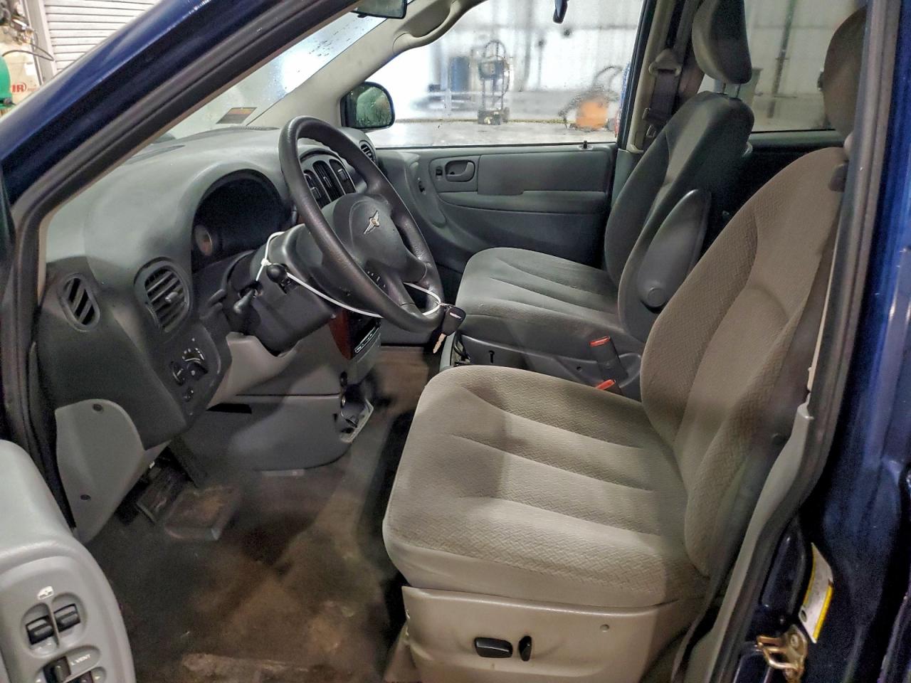 2005 Chrysler Town & Country Lx VIN: 2C4GP44R85R398176 Lot: 93988635