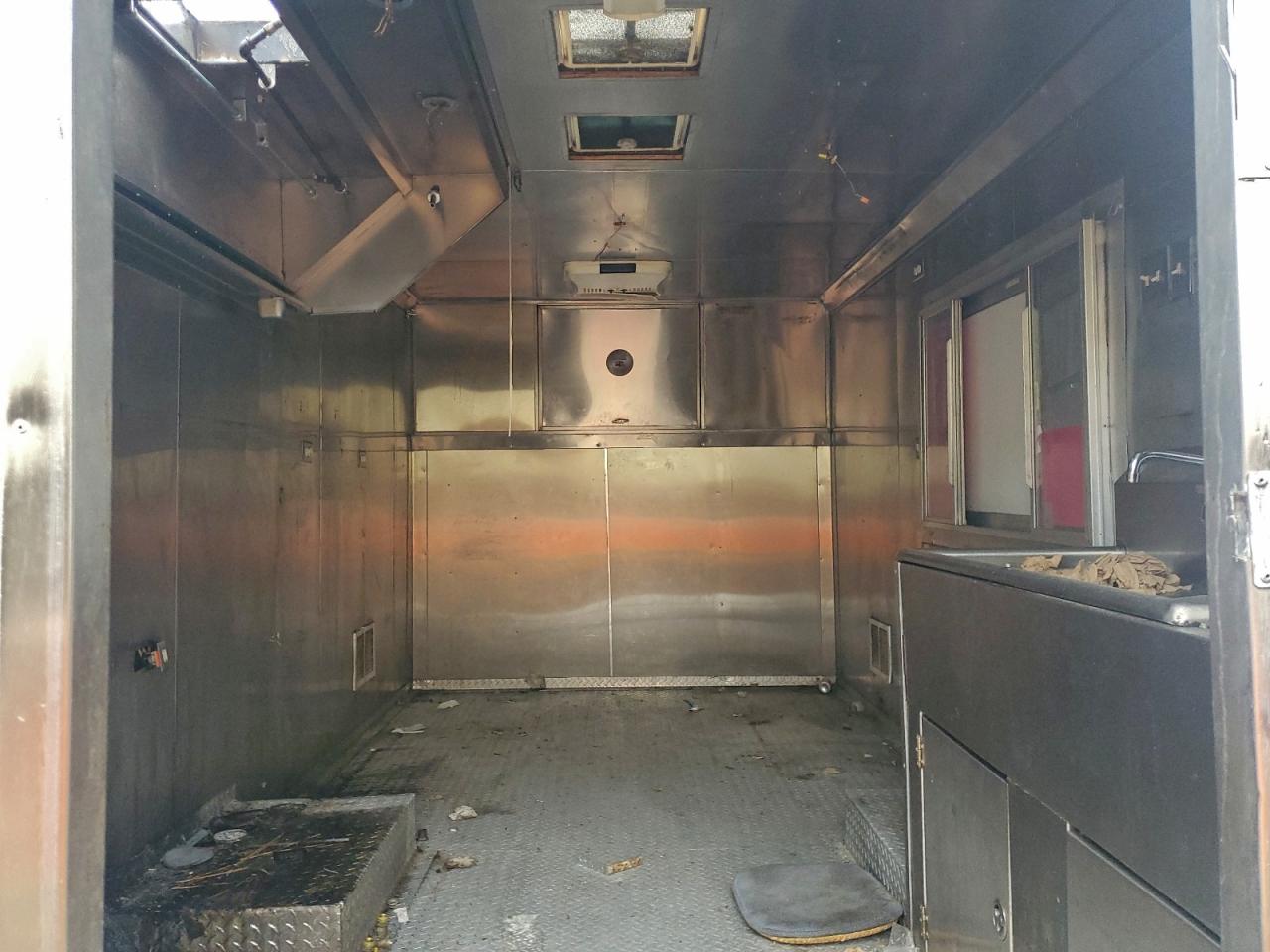 2000 Ford Econoline E350 Super Duty Cutaway Van VIN: 1FDWE35FXYHA86243 Lot: 55324465