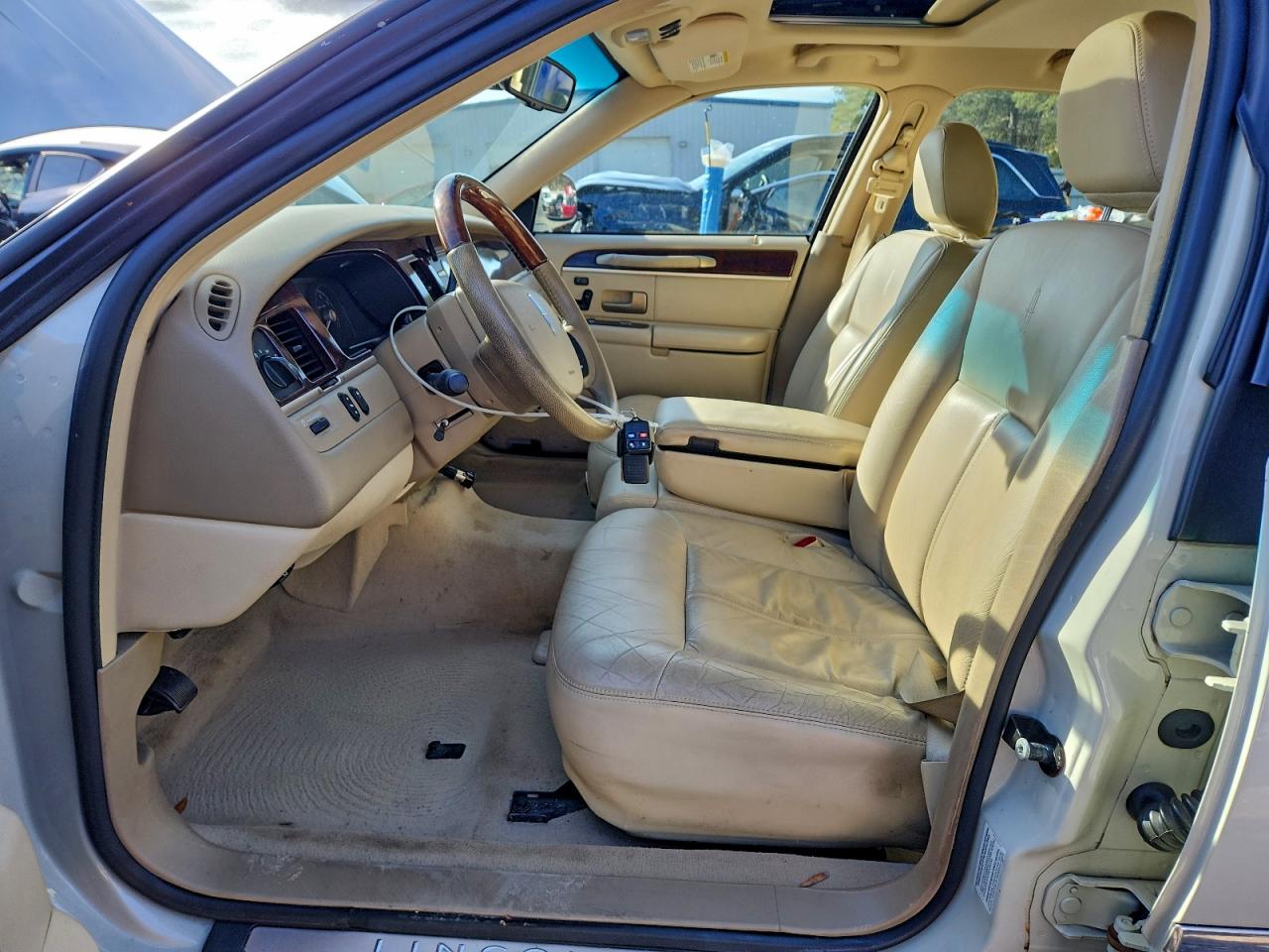 2006 Lincoln Town Car Signature Limited VIN: 1LNHM82V26Y608817 Lot: 94353155