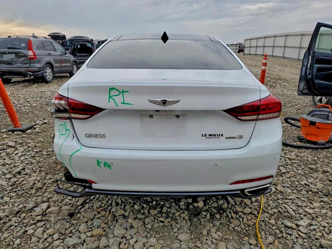 2015 Hyundai Genesis 3.8L VIN: KMHGN4JE0FU018433 Lot: 93482445