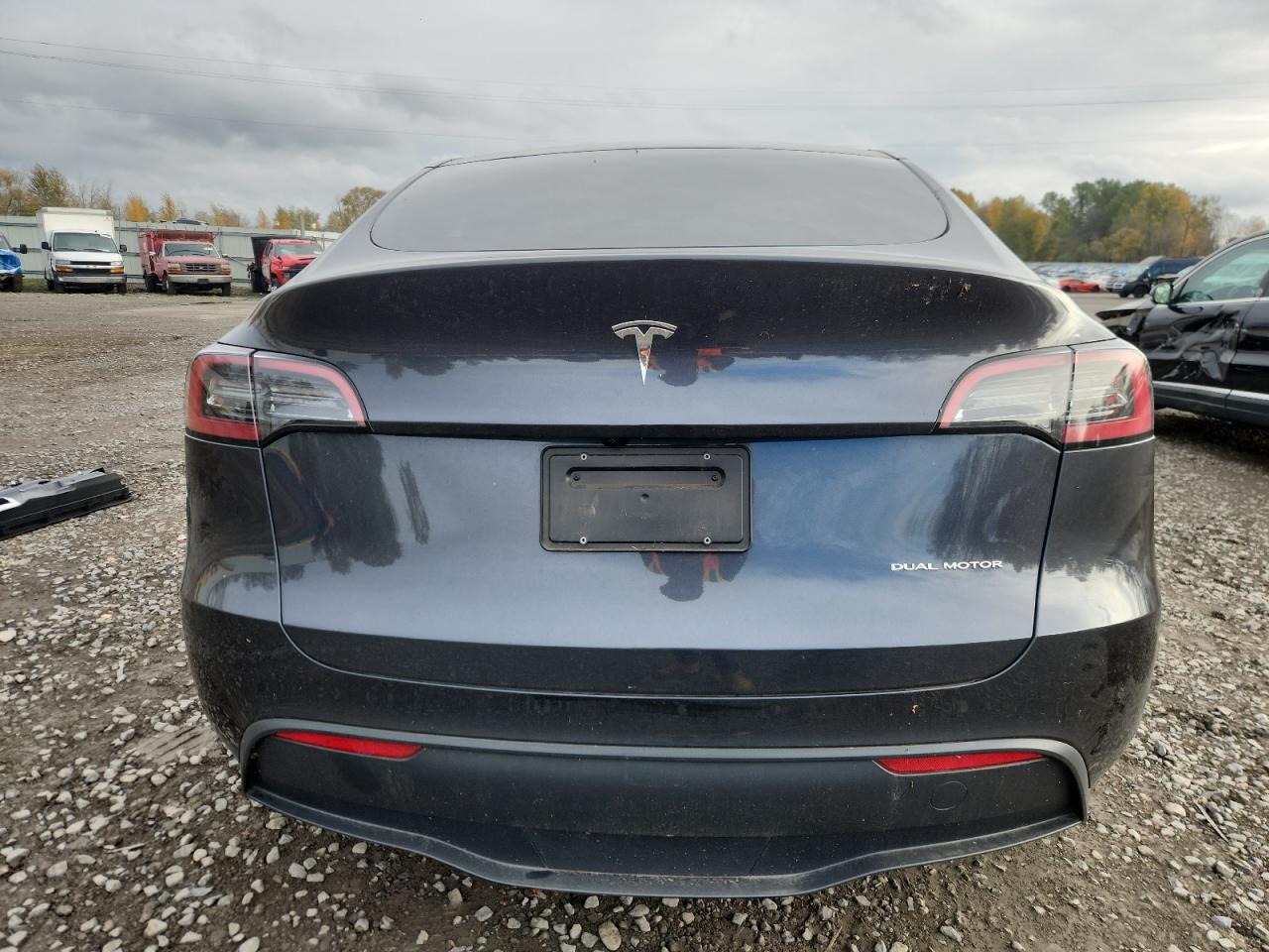2024 Tesla Model Y VIN: 7SAYGDEEXRF157918 Lot: 92882345