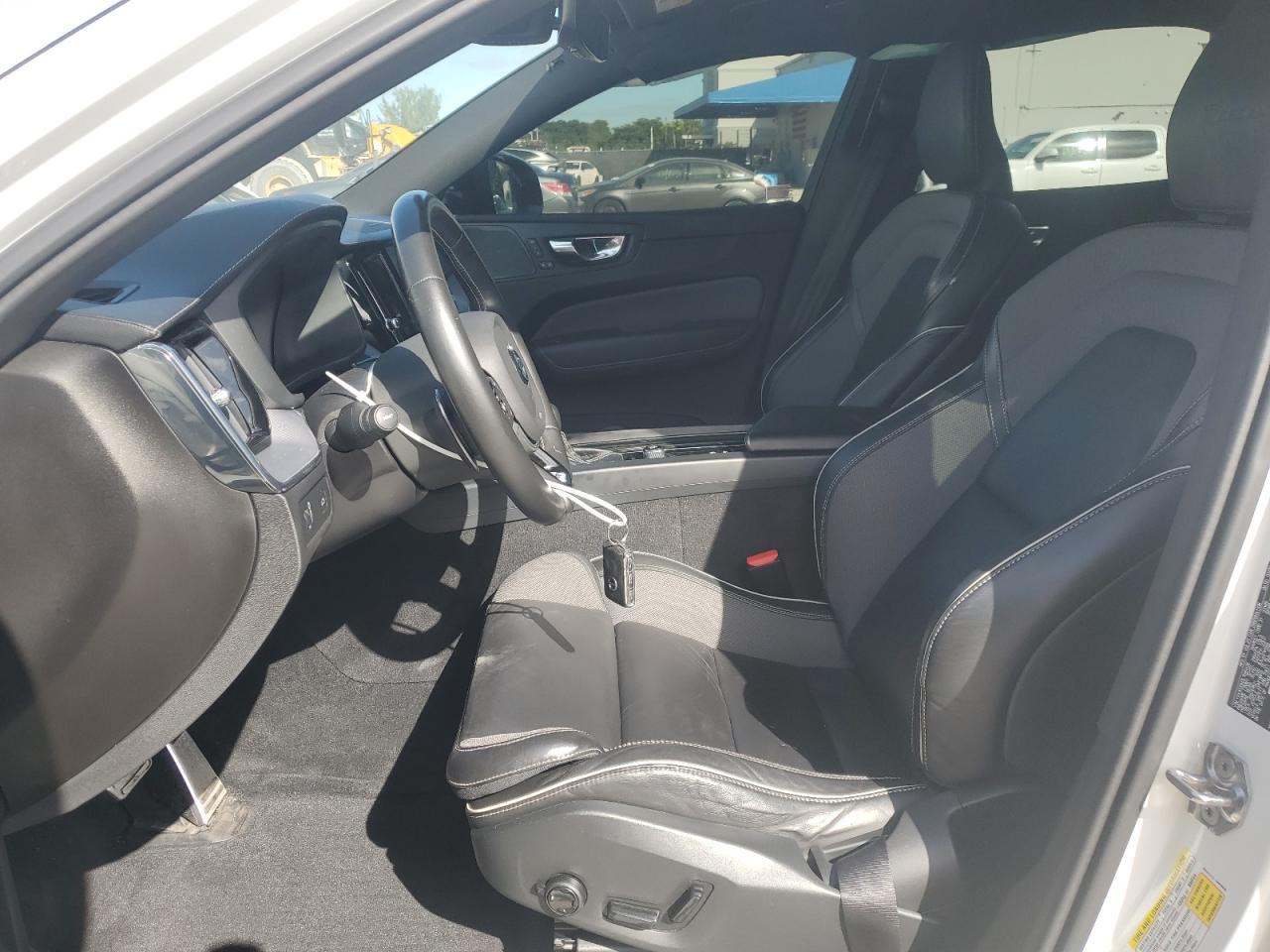 2020 Volvo Xc60 T5 R-Design VIN: YV4102DM3L1585438 Lot: 92365385