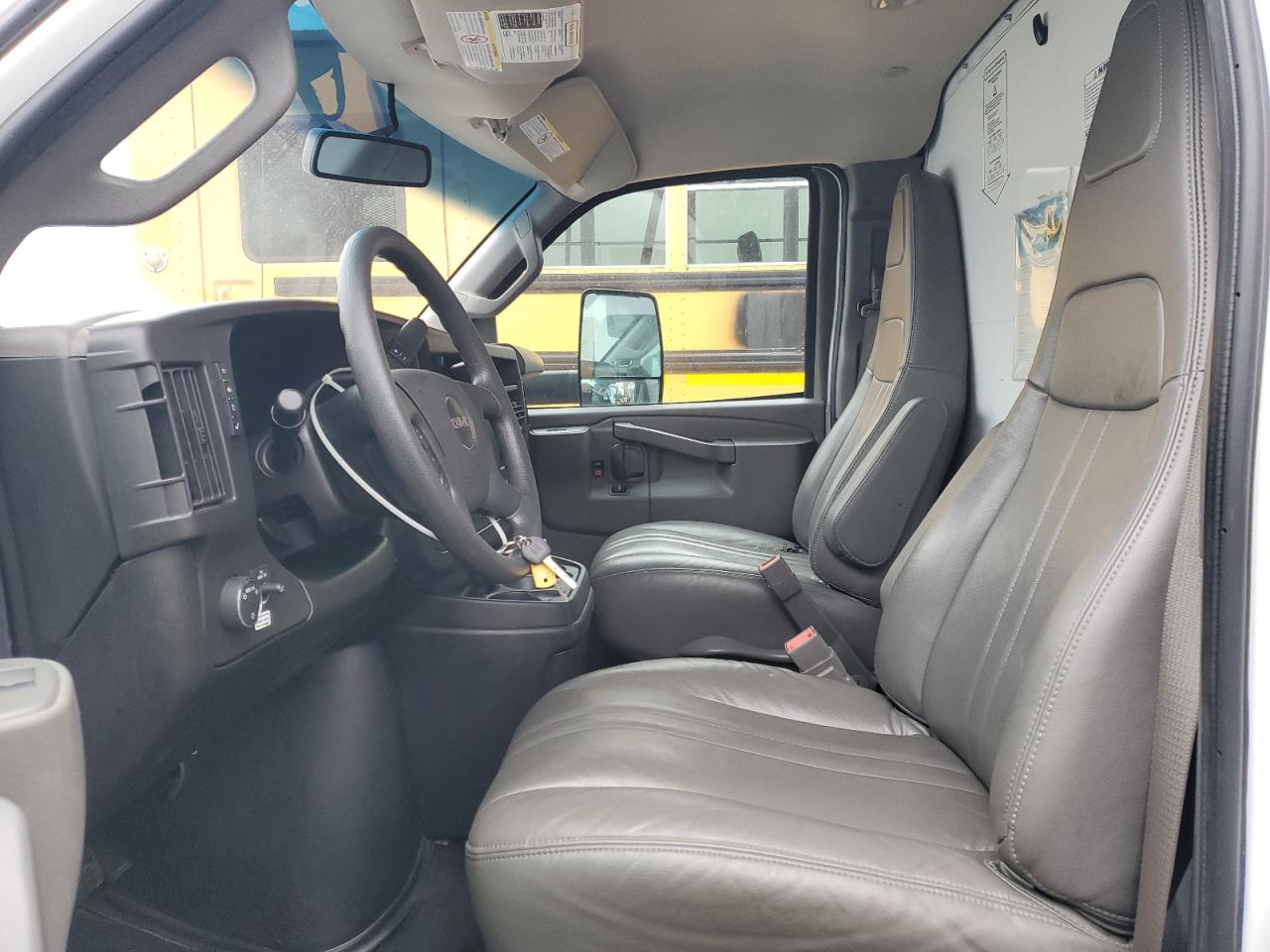 2022 GMC Savana Cut - Box Truck VIN: 7GZ37TC73NN009534 Lot: 93229125