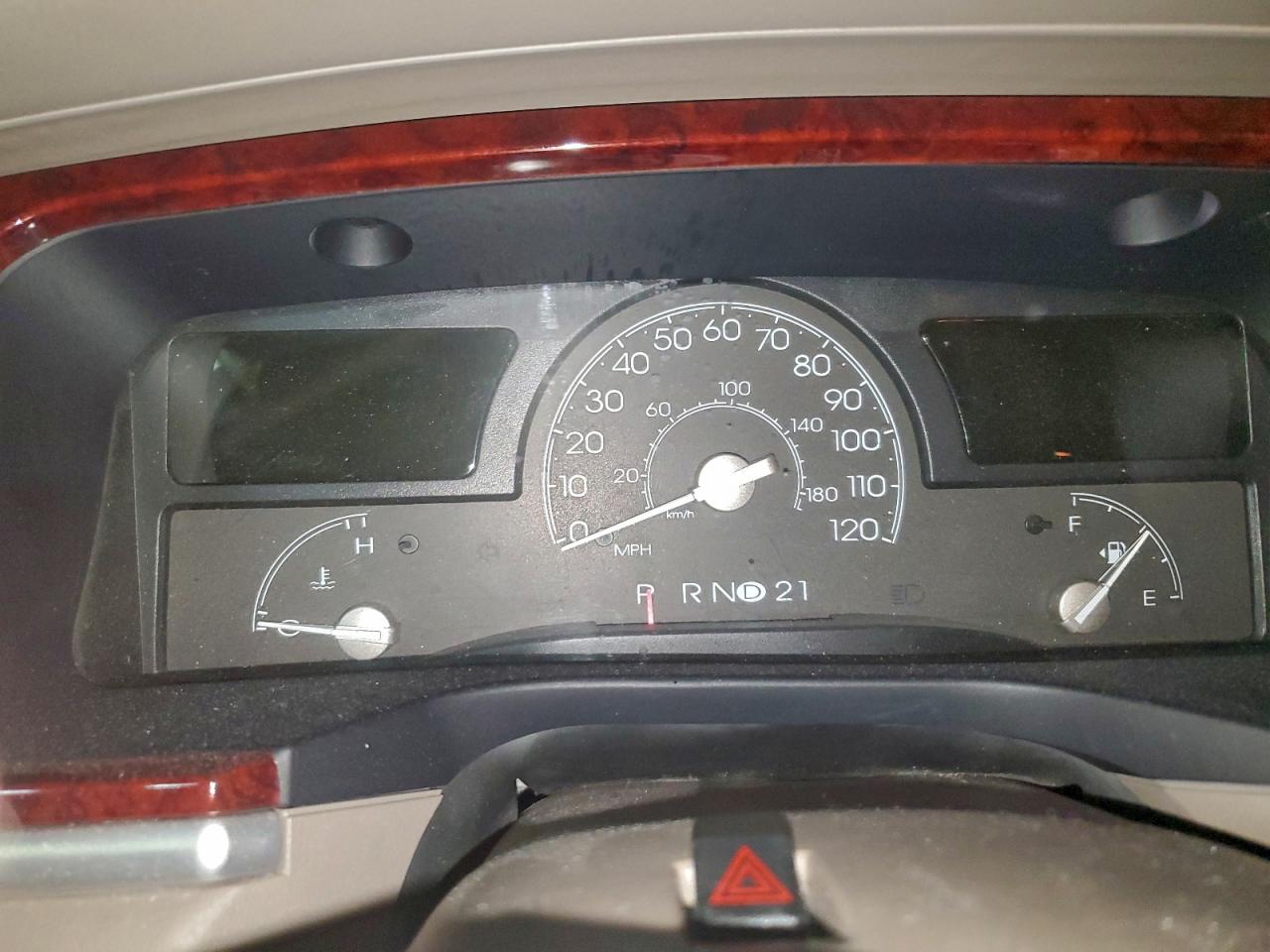 2005 Lincoln Town Car S VIN: 626528 Lot: 94601145