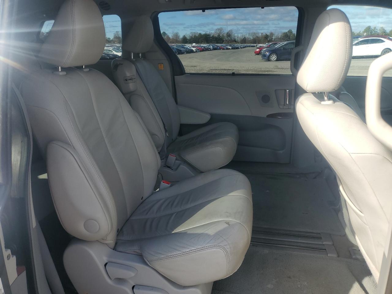 2011 Toyota Sienna Xle VIN: 5TDYK3DCXBS105793 Lot: 93323225