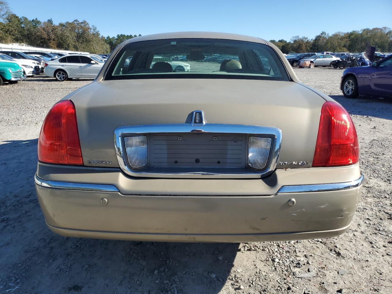 2004 Lincoln Town Car Executive VIN: 1LNHM81W34Y662151 Lot: 82414495