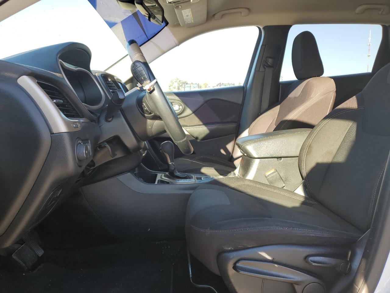 2017 Jeep Cherokee Latitude VIN: 1C4PJLCB6HW641317 Lot: 90569025