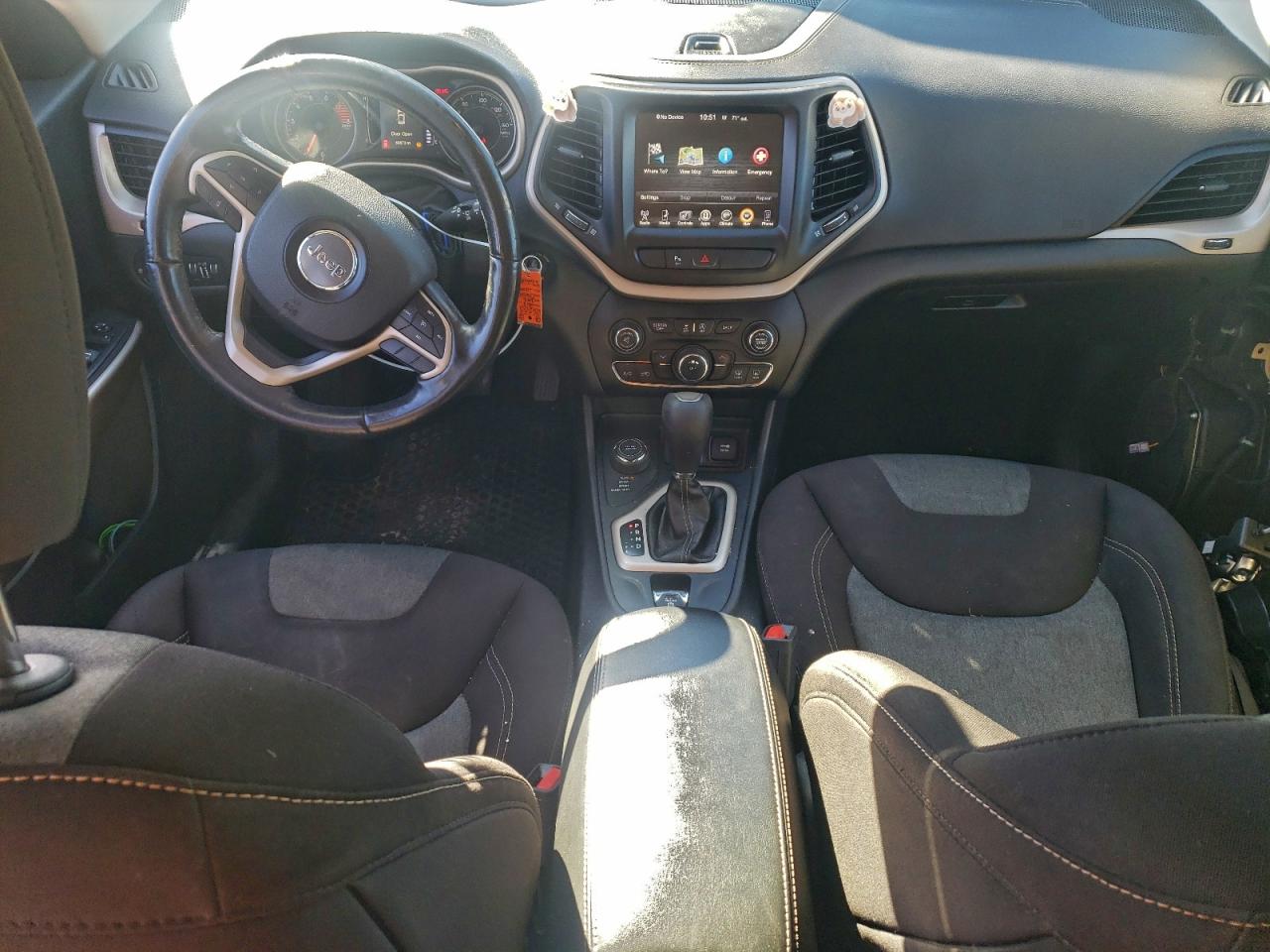 2018 Jeep Cherokee Latitude VIN: 1C4PJMCX3JD586702 Lot: 93931985