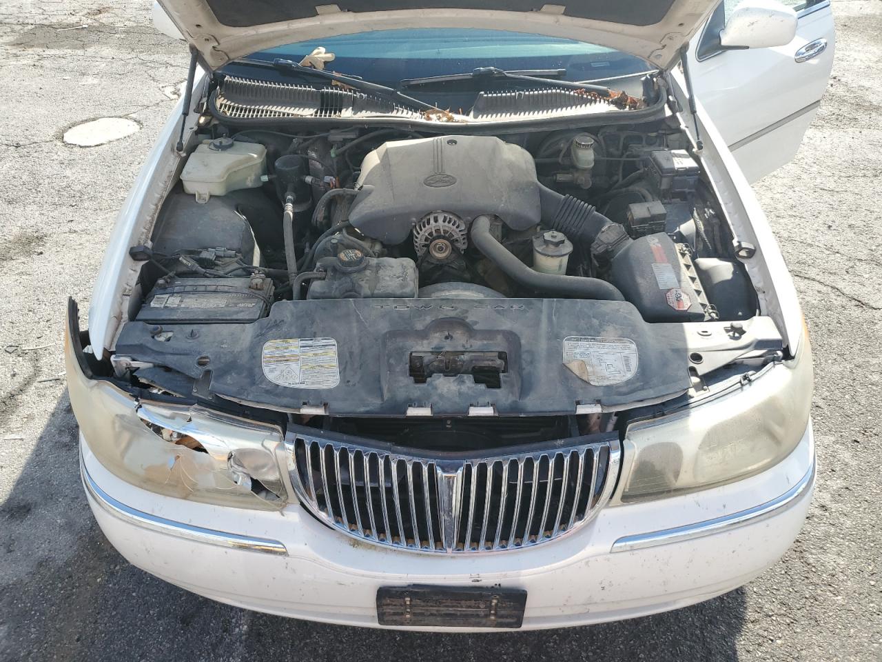 1999 Lincoln Town Car Signature VIN: 1LNHM82W5XY639893 Lot: 93218665