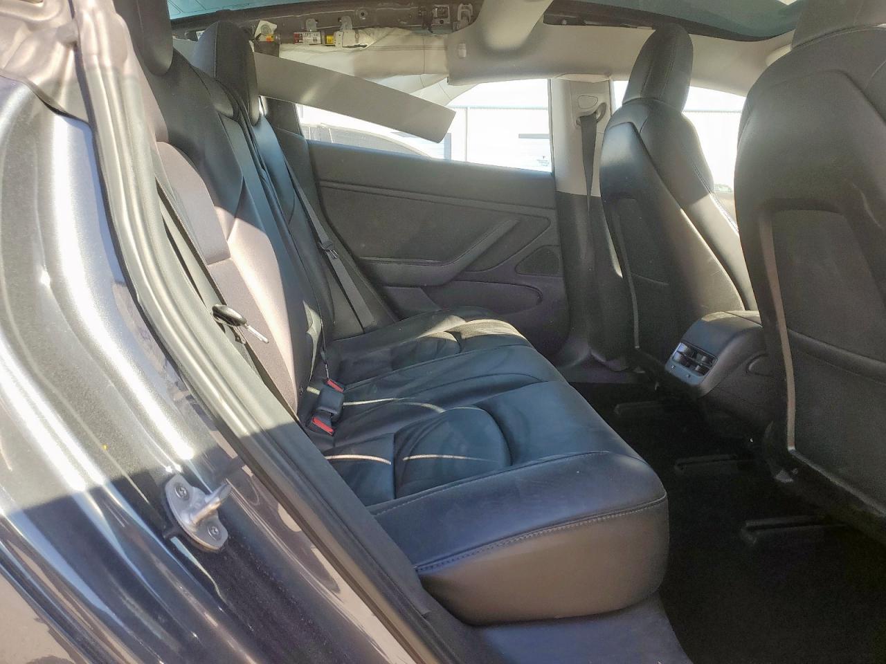 2018 Tesla Model 3 VIN: 5YJ3E1EAXJF158046 Lot: 92931215