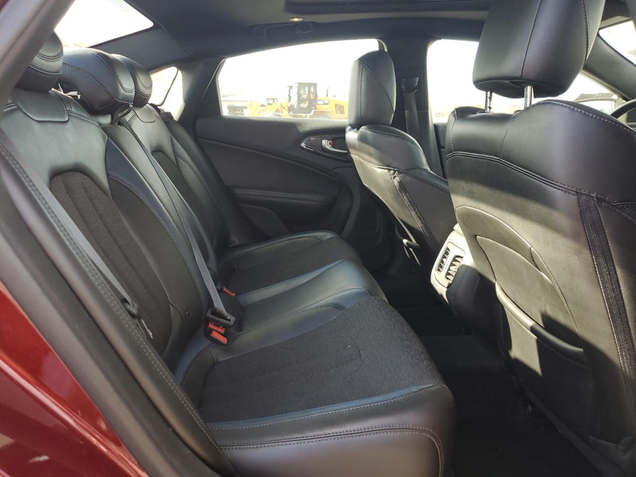 2015 Chrysler 200 S VIN: 1C3CCCDG2FN530581 Lot: 92598865