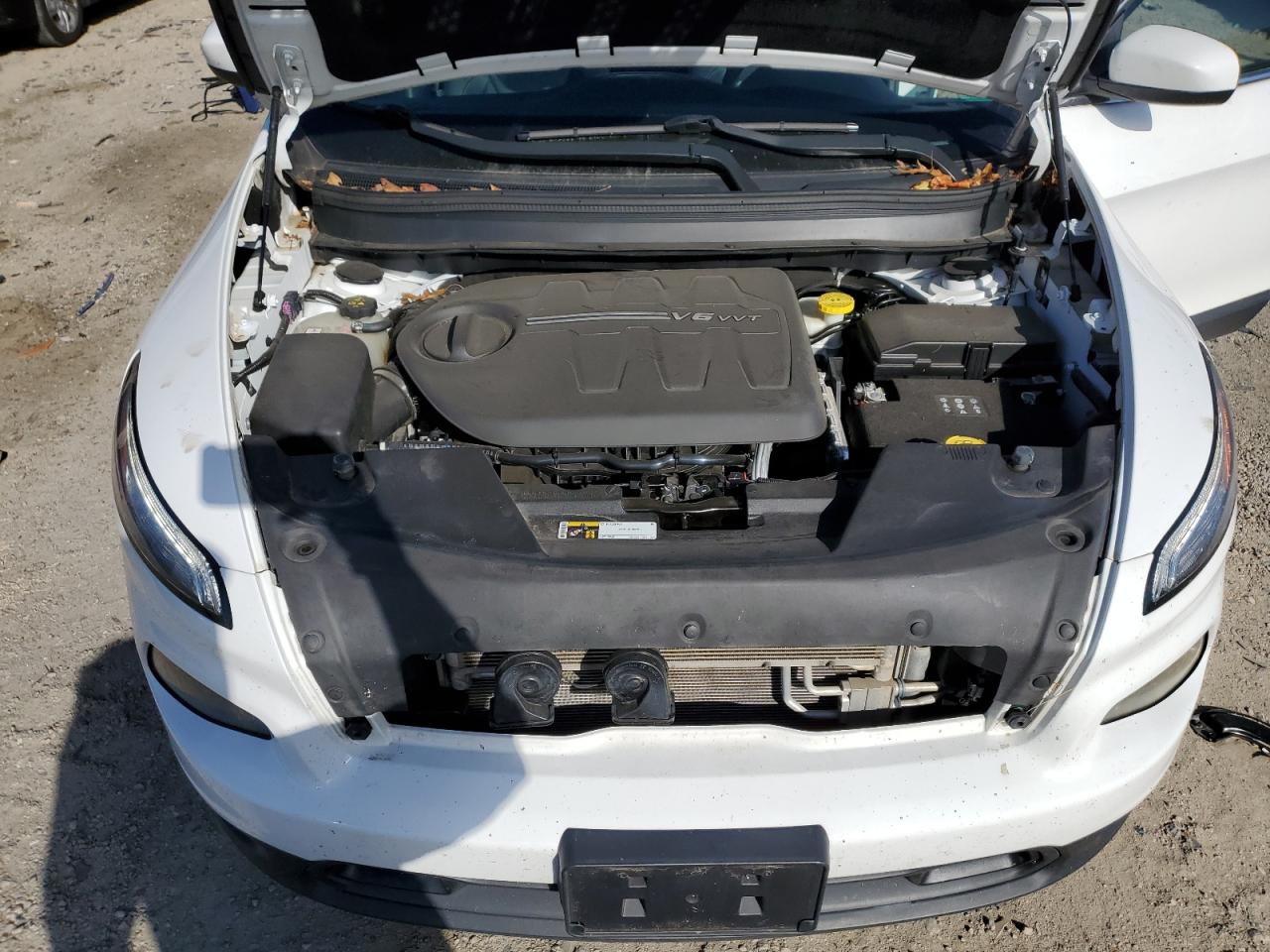 2018 Jeep Cherokee Latitude Plus VIN: 1C4PJMLX2JD517256 Lot: 92472445