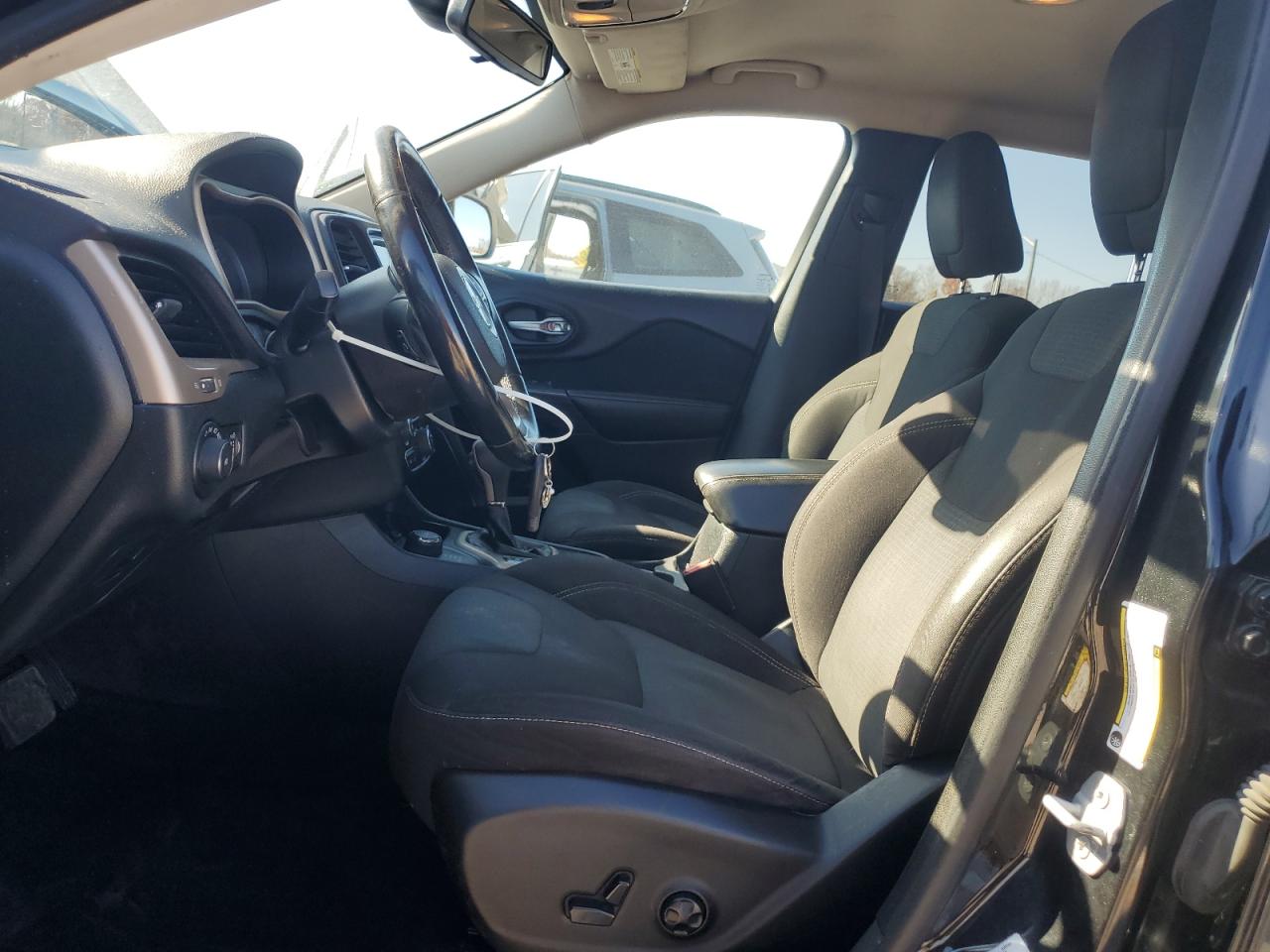 2016 Jeep Cherokee Latitude VIN: 1C4PJMCB2GW210333 Lot: 92197185