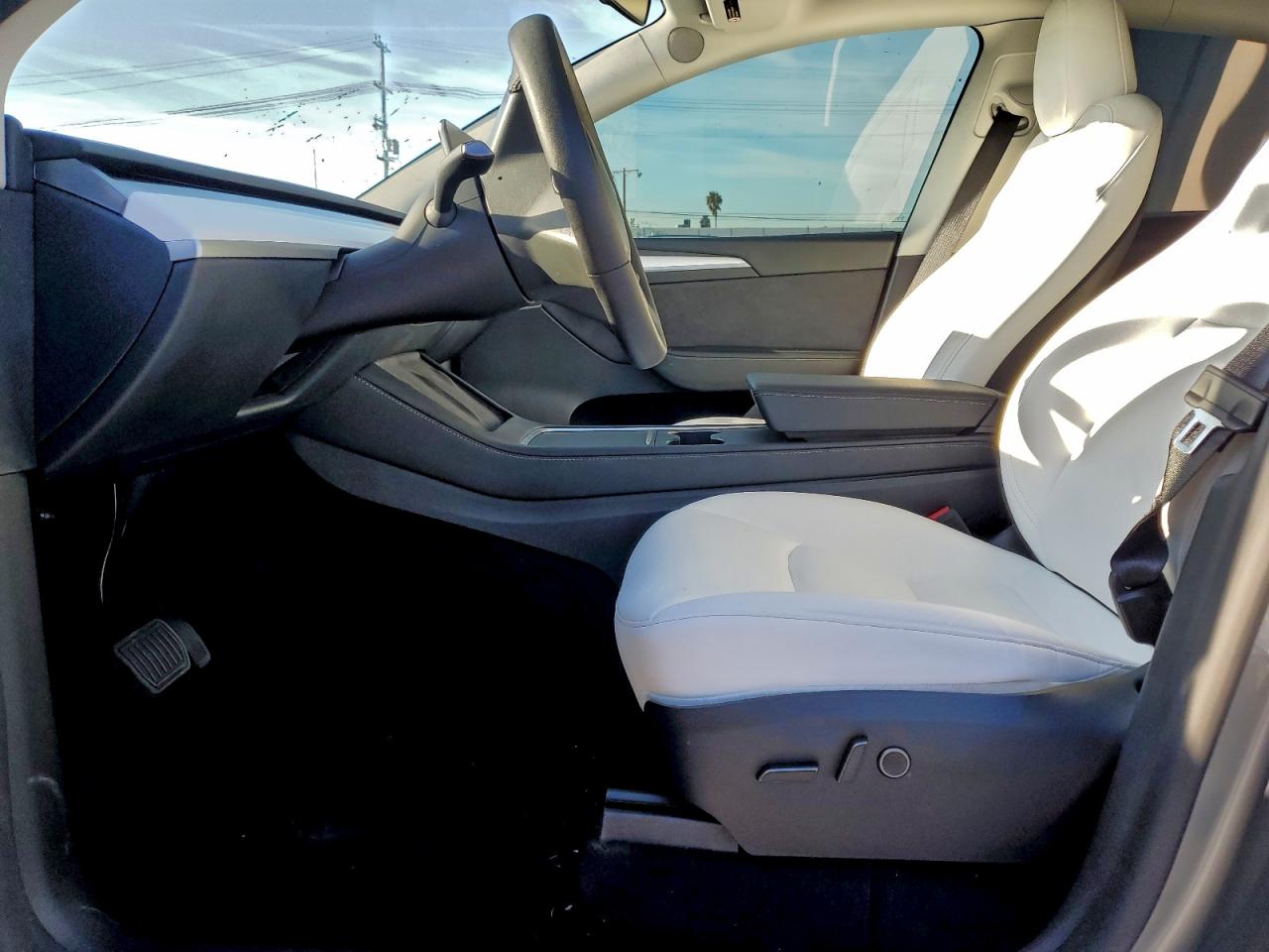 2025 Tesla Model Y VIN: 7SAYGDEE2SF279176 Lot: 93500315