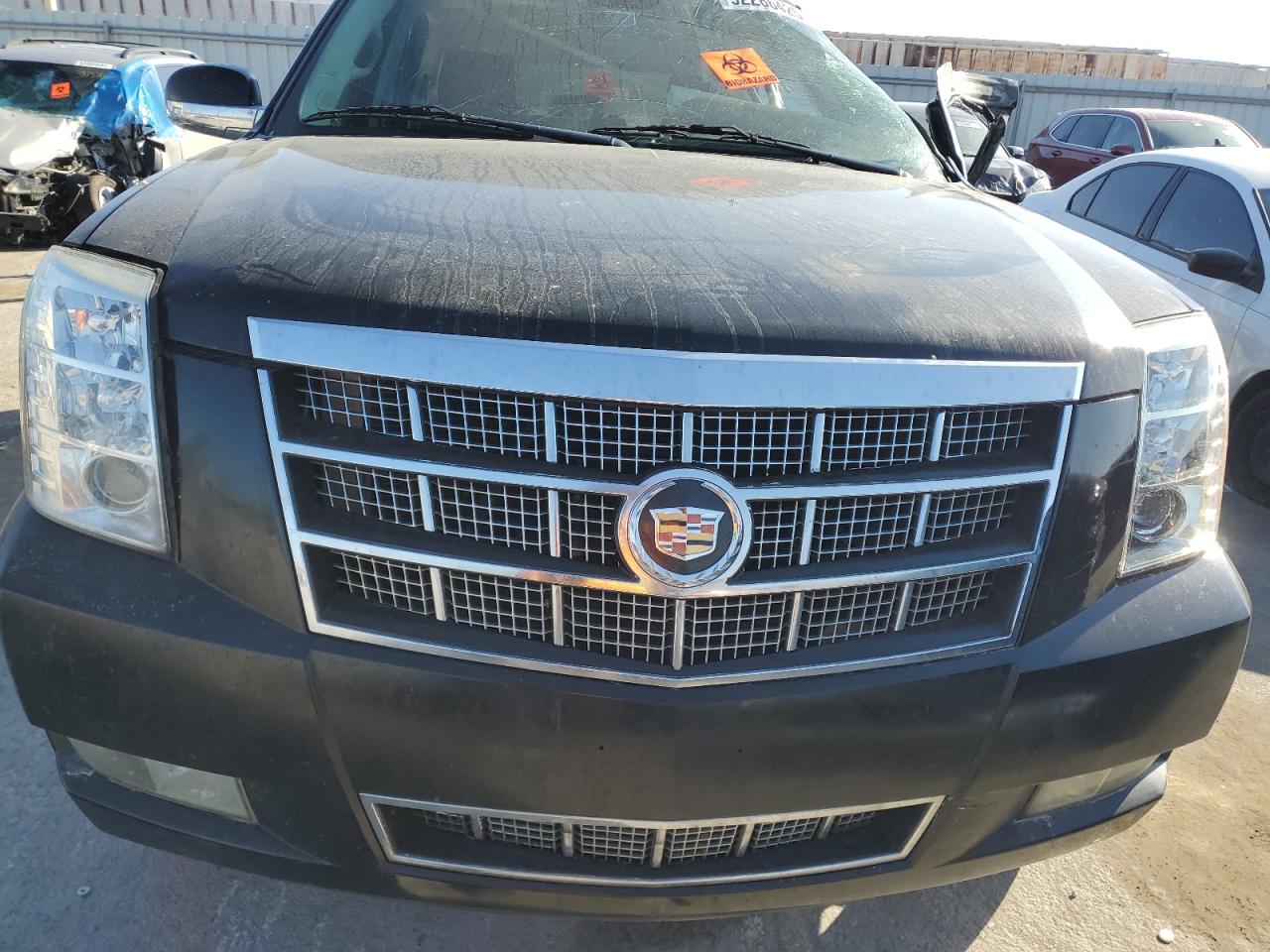 2008 Cadillac Escalade Luxury VIN: 1GYFK43828R275741 Lot: 92286425