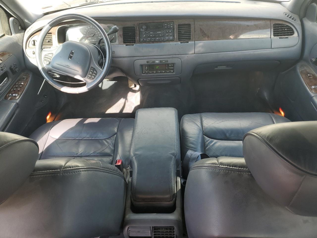 1999 Lincoln Town Car Signature VIN: 1LNHM82W5XY639893 Lot: 93218665