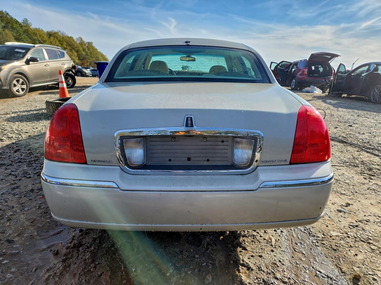 2006 Lincoln Town Car Signature Limited VIN: 1LNHM82V26Y608817 Lot: 94353155