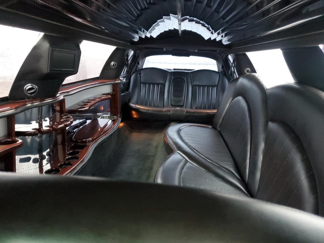 2006 Lincoln Town Car Executive VIN: 1L1FM88WX6Y630606 Lot: 93103135