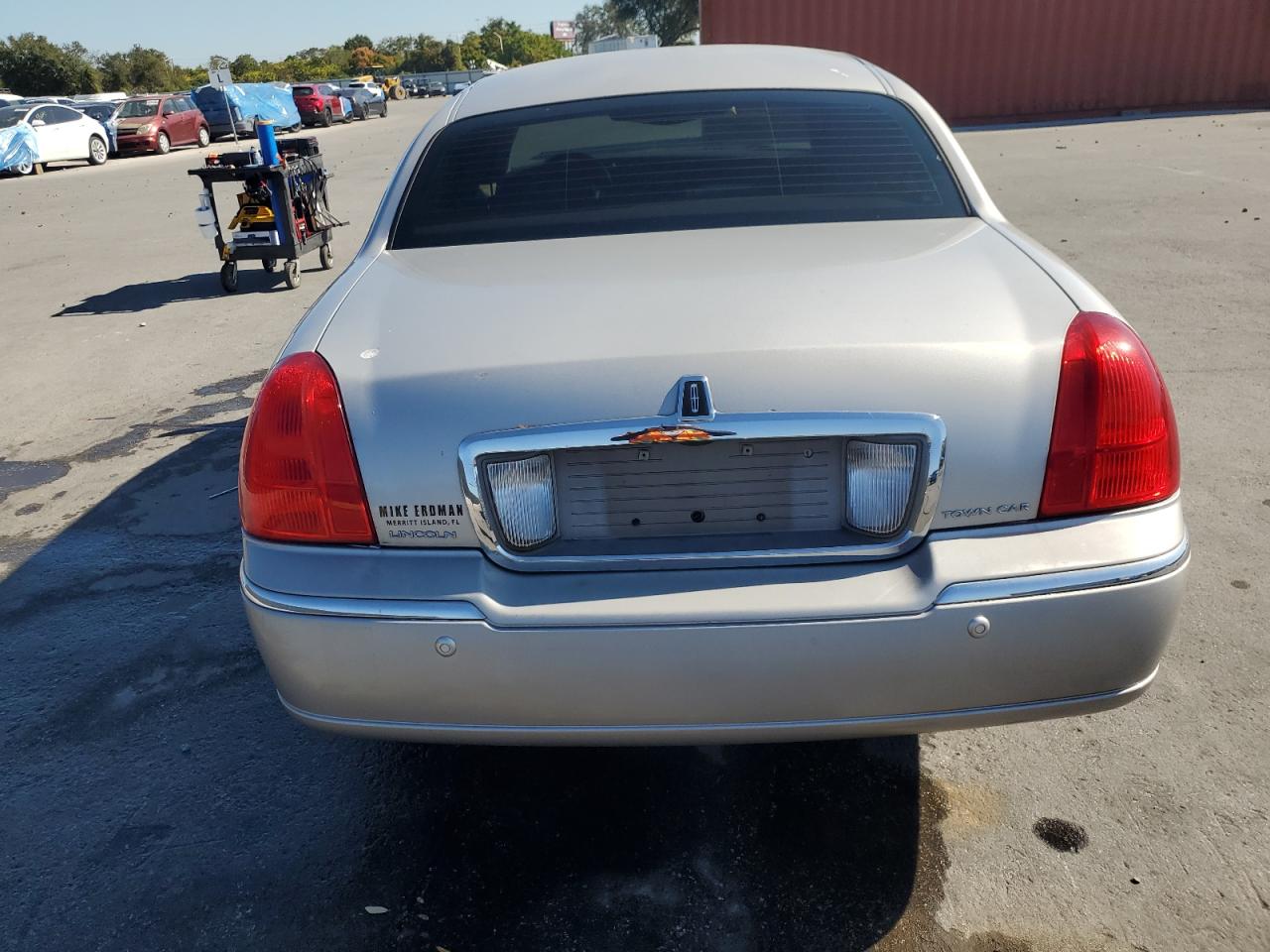 2005 Lincoln Town Car Signature VIN: 1LNHM81W05Y638696 Lot: 92829755