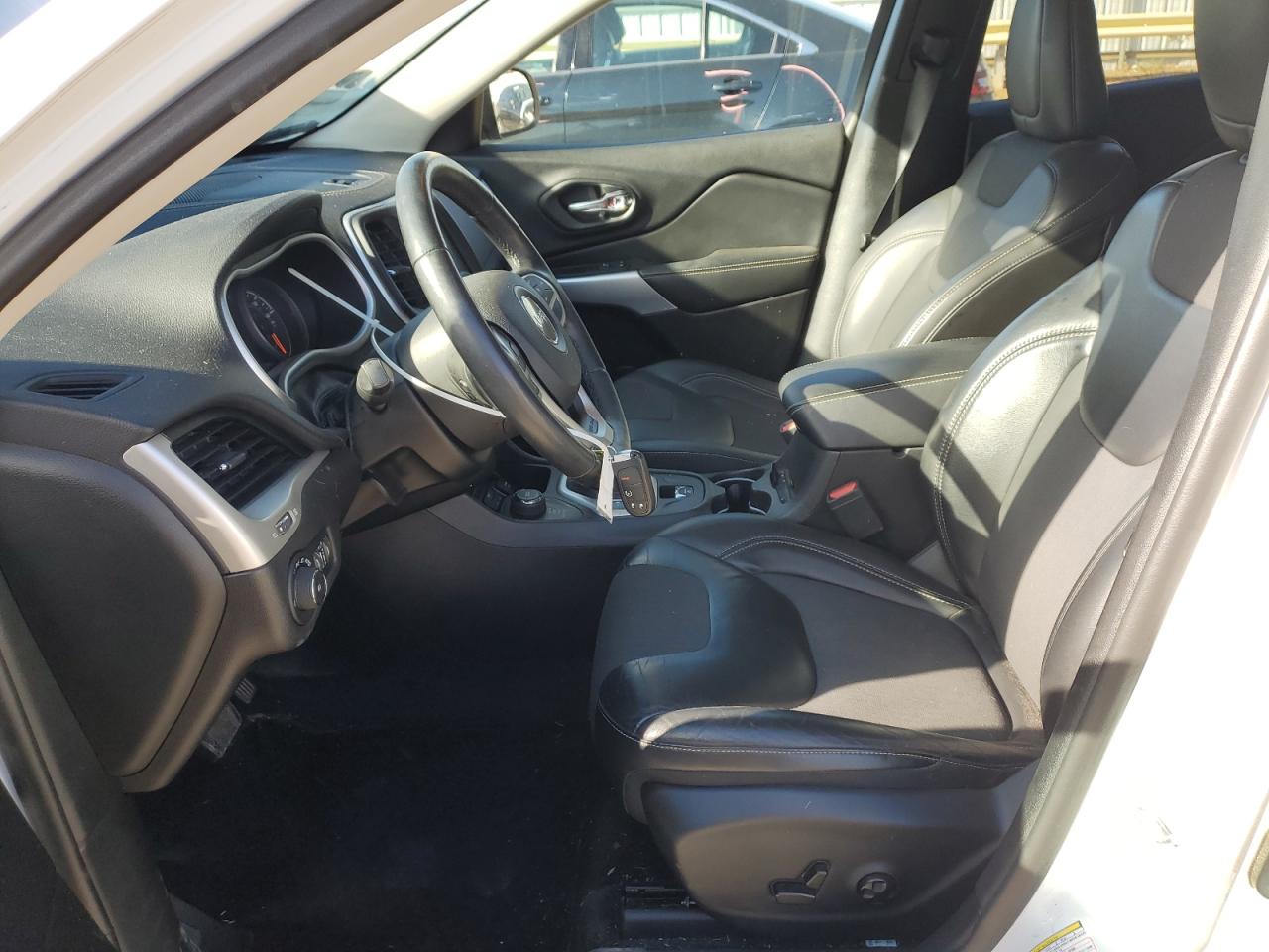 2018 Jeep Cherokee Latitude Plus VIN: 1C4PJMLX2JD517256 Lot: 92472445