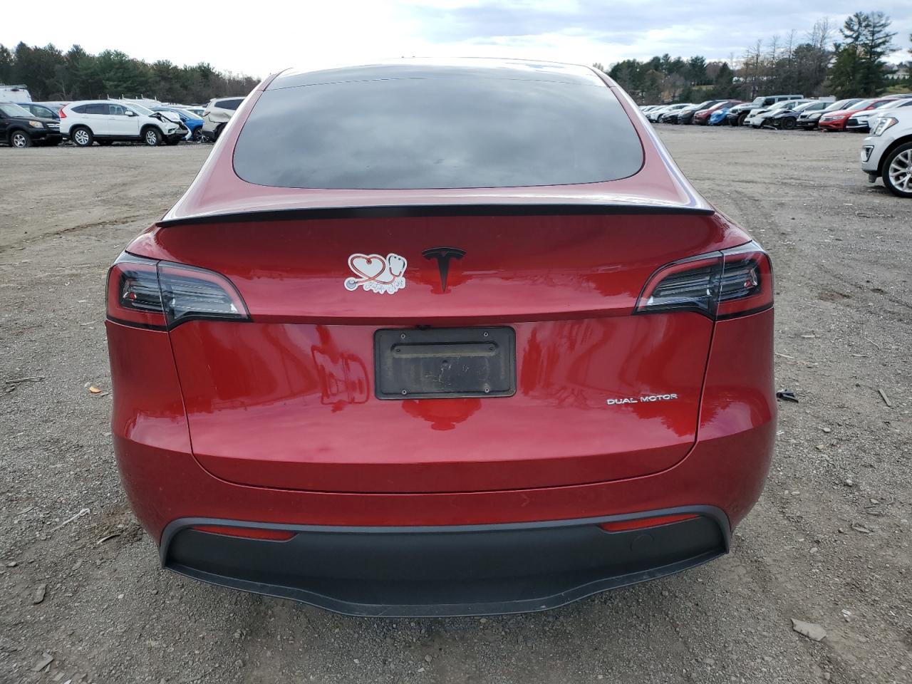 2024 Tesla Model Y VIN: 7SAYGDEE7RA272439 Lot: 92590975