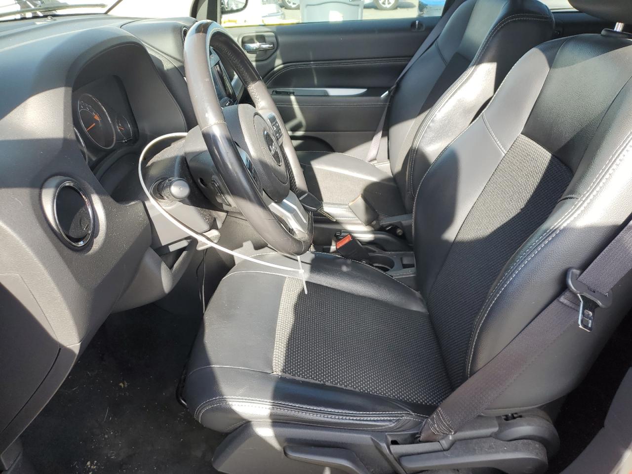 2017 Jeep Compass Latitude VIN: 1C4NJDEB9HD129945 Lot: 92361735