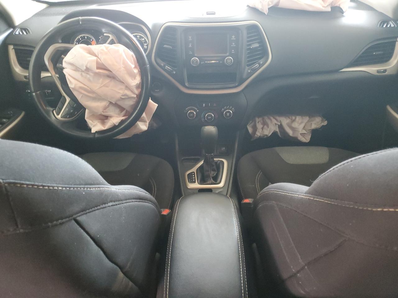 2018 Jeep Cherokee Latitude VIN: 1C4PJLCB3JD518303 Lot: 92370565