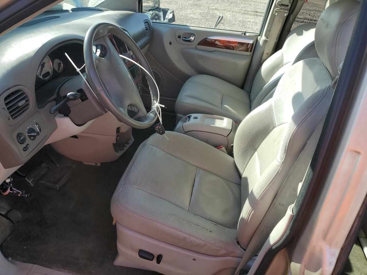 2005 Chrysler Town & Country Limited VIN: 2C8GP64L65R338600 Lot: 92476475