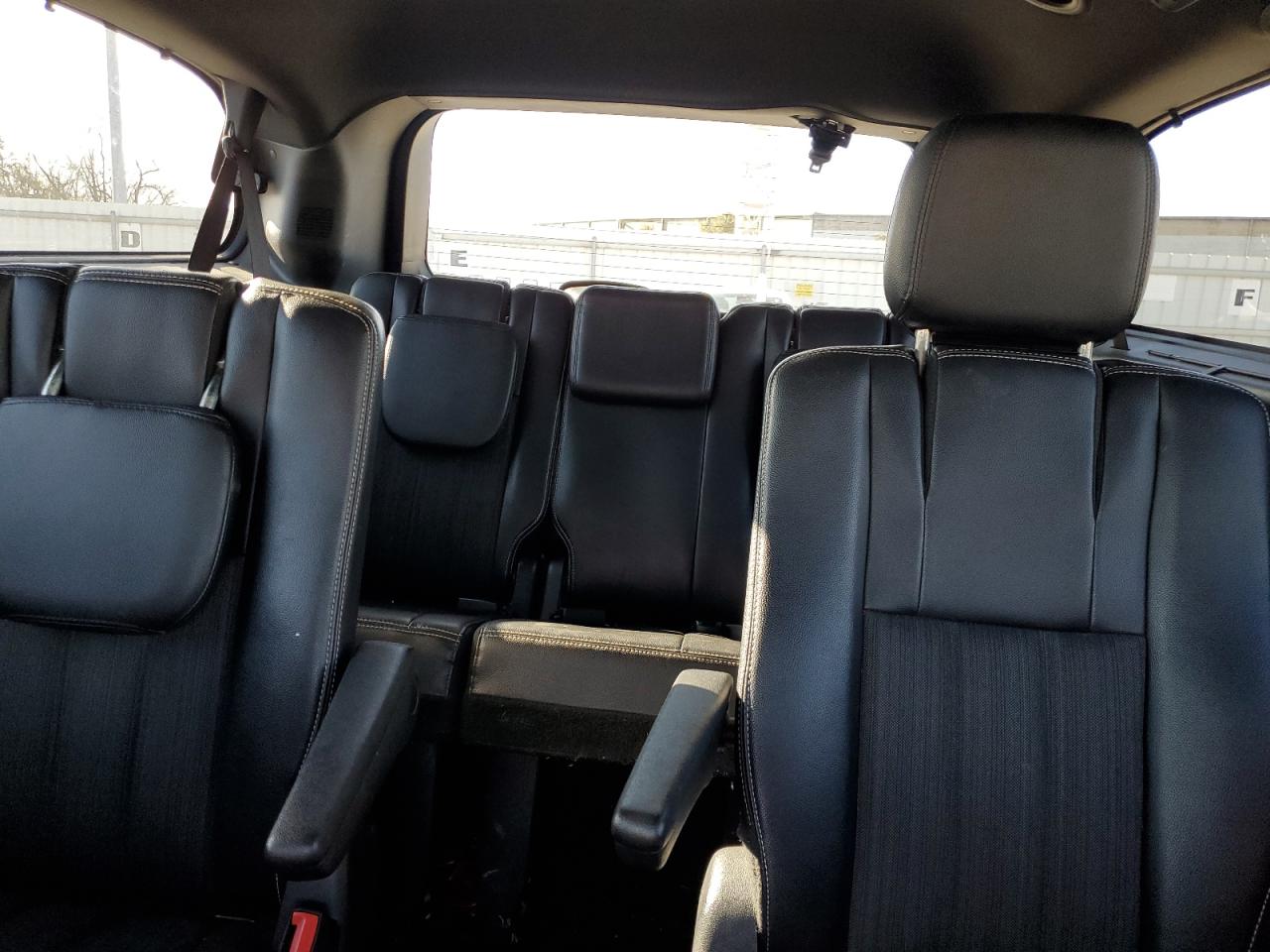 2015 Chrysler Town & Country S VIN: 2C4RC1HG0FR618620 Lot: 92331895