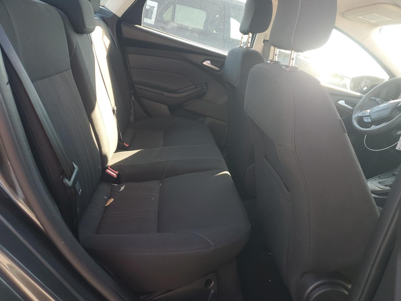 2018 Ford Focus Se VIN: 1FADP3F20JL327818 Lot: 92898025