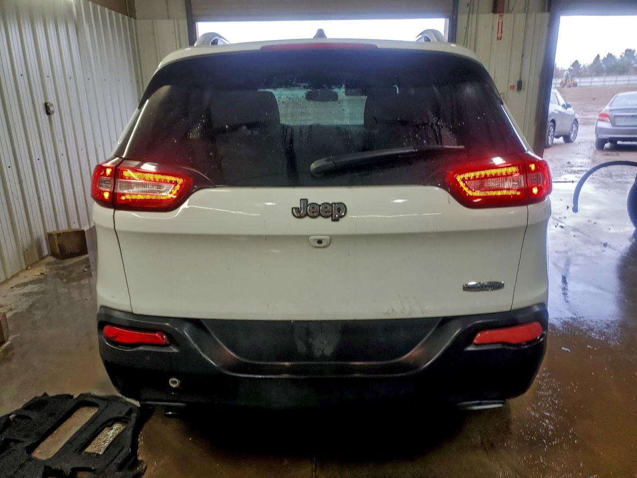 2015 Jeep Cherokee Latitude VIN: 1C4PJLCB9FW747175 Lot: 93715215