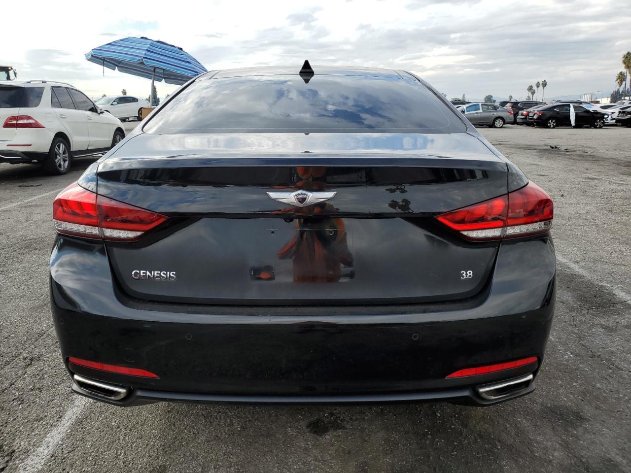 2015 Hyundai Genesis 3.8L VIN: KMHGN4JE1FU025715 Lot: 92105295