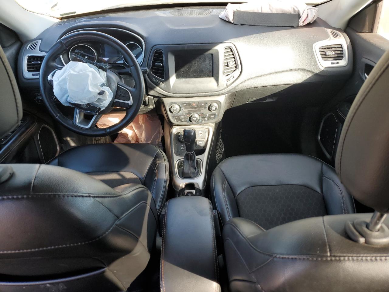 2019 Jeep Compass Latitude VIN: 3C4NJDBB0KT768057 Lot: 93043095