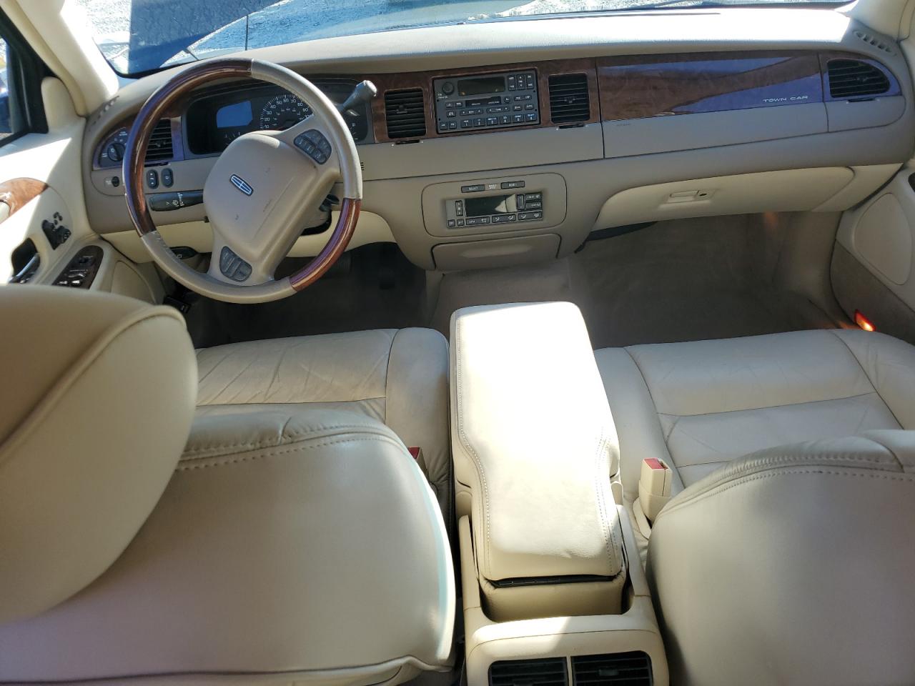 2002 Lincoln Town Car Signature VIN: 1LNHM82W02Y615865 Lot: 91228635