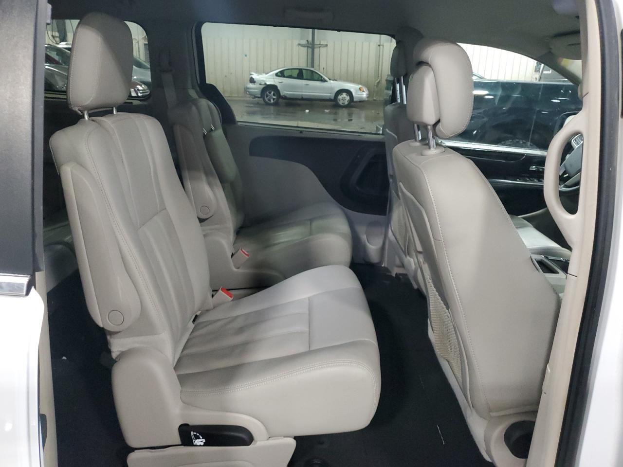 2016 Chrysler Town & Country Touring VIN: 2C4RC1BG2GR208217 Lot: 92592015