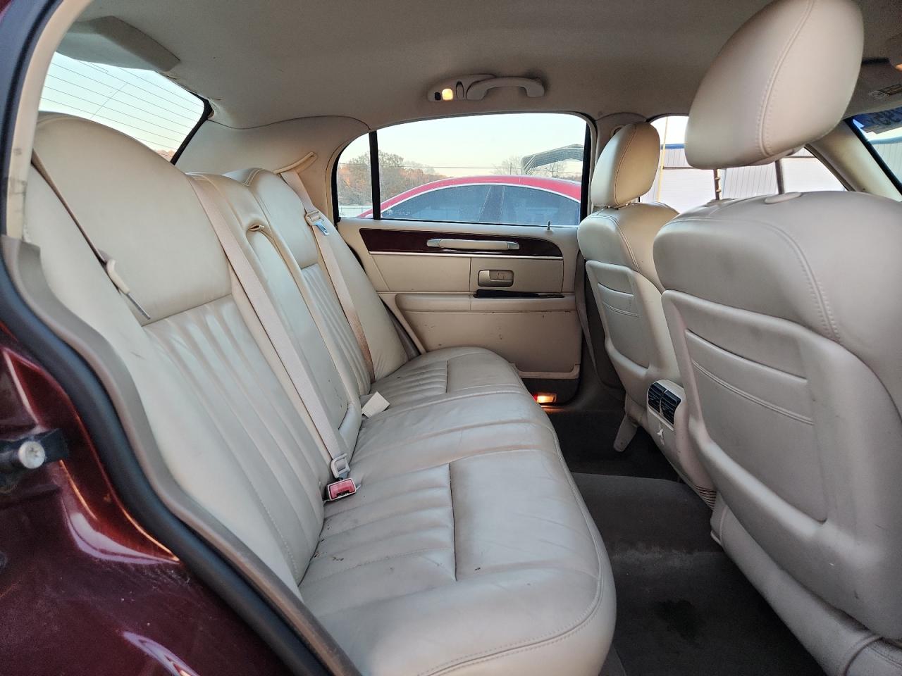 2004 Lincoln Town Car Executive VIN: 1LNHM81WX4Y684695 Lot: 93057295