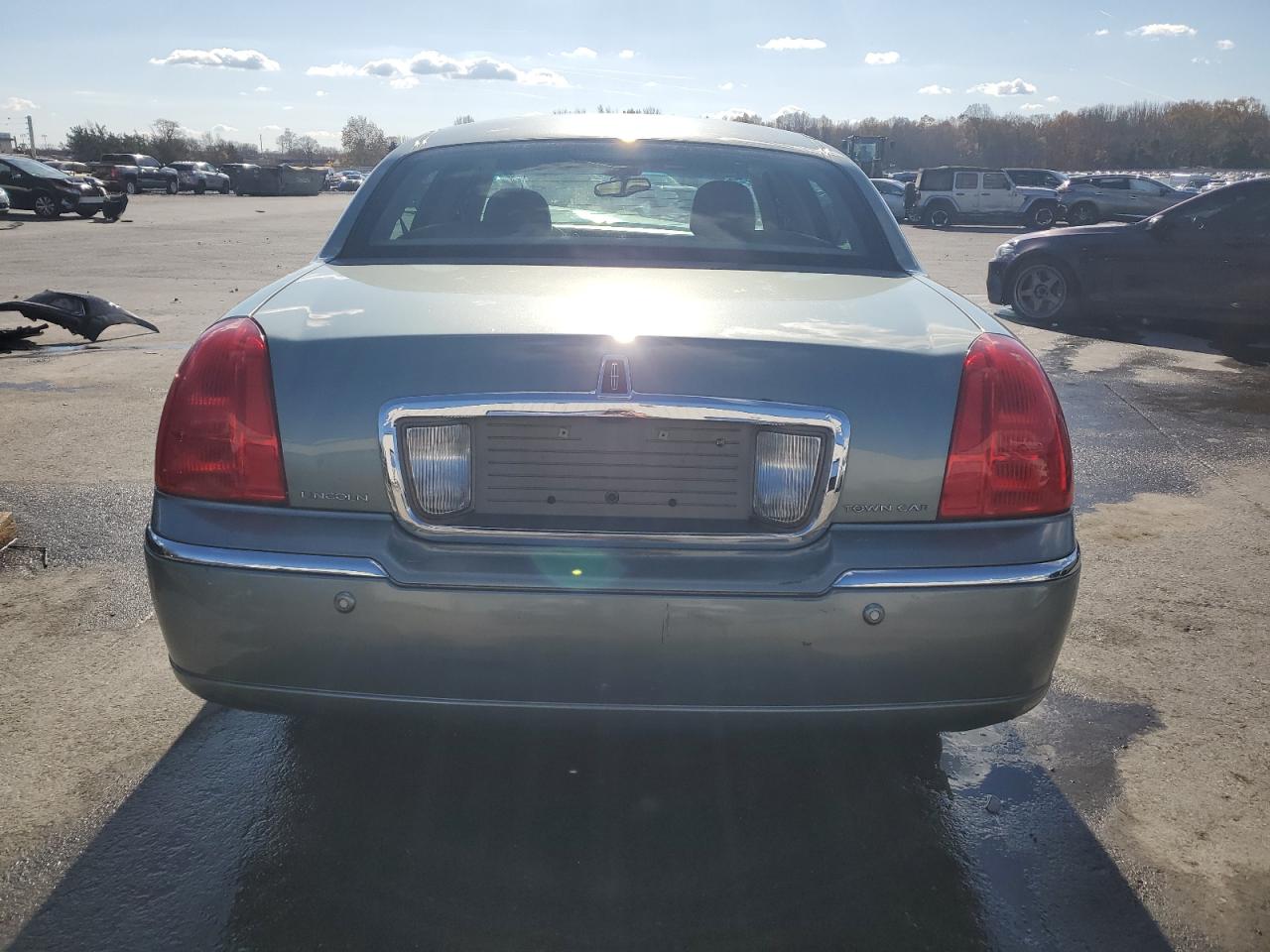 2005 Lincoln Town Car Signature VIN: 1LNHM81W75Y611222 Lot: 92603505