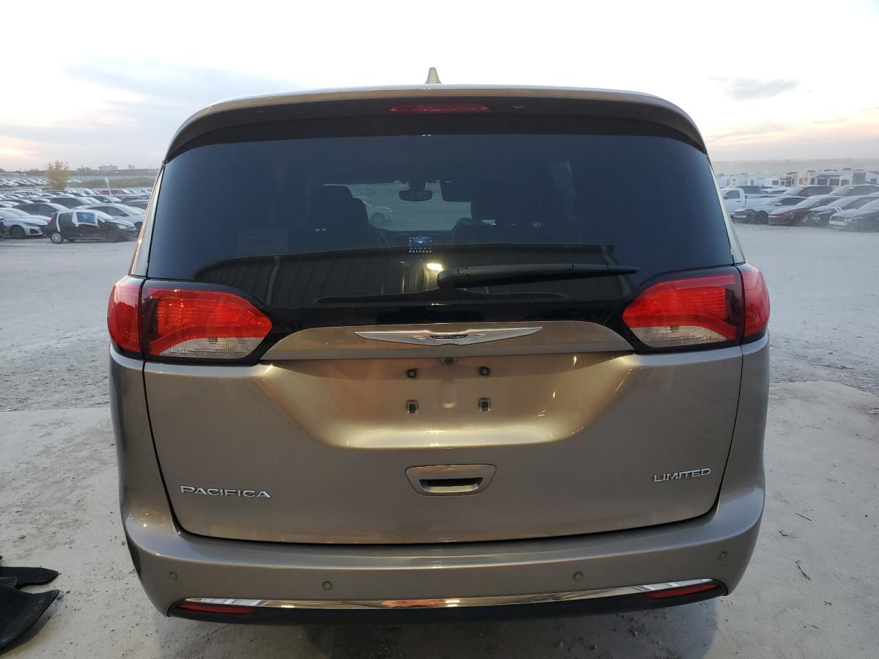 2017 Chrysler Pacifica Limited VIN: 2C4RC1GG7HR623432 Lot: 90832445