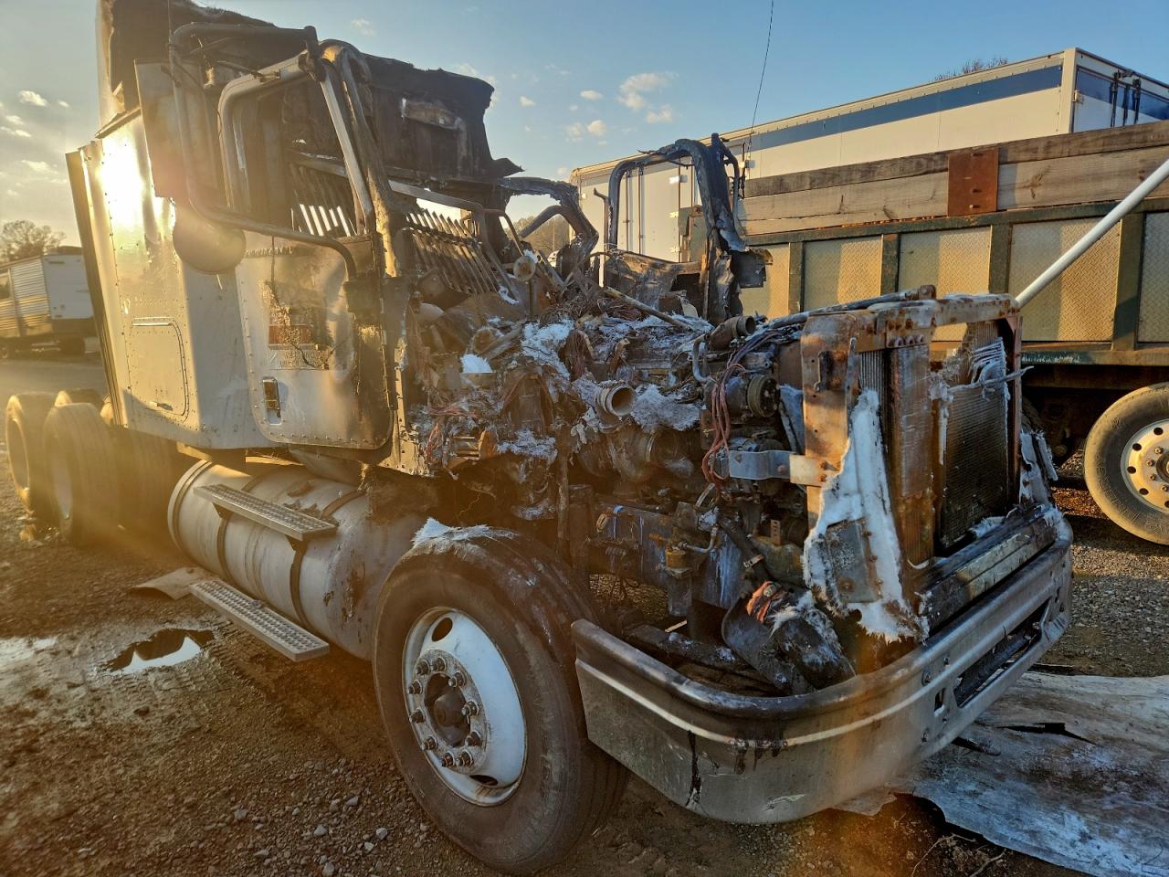 2007 International 9200 Semi Truck VIN: 2HSCEAPR67C379587 Lot: 92581205