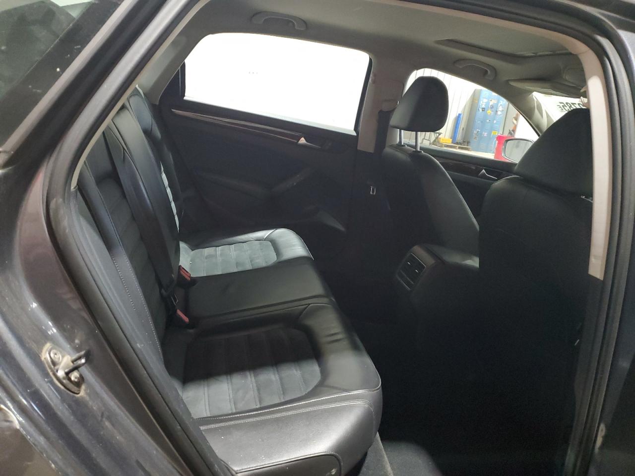 2013 Volkswagen Passat Sel VIN: 1VWCM7A32DC010887 Lot: 92842785