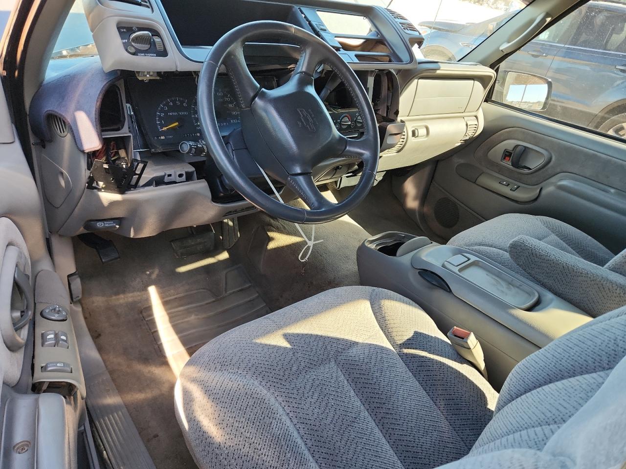 1999 Chevrolet Gmt-400 C1500 VIN: 1GCEC19R2XR107156 Lot: 92433815