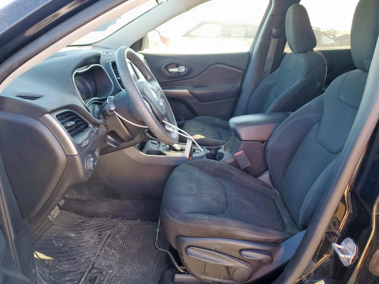 2019 Jeep Cherokee Latitude VIN: 1C4PJLCB2KD348260 Lot: 90700975