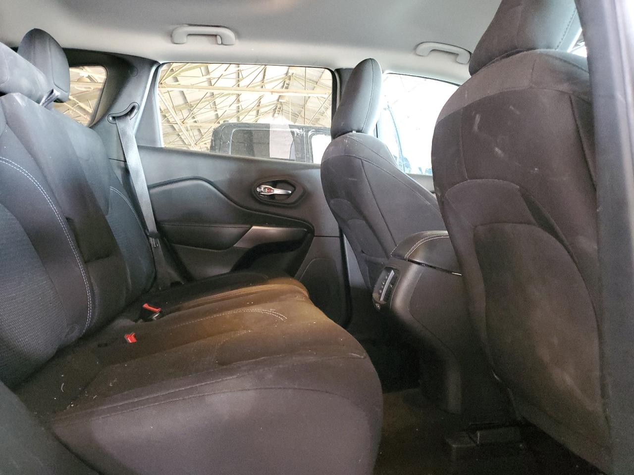 2019 Jeep Cherokee Latitude VIN: 1C4PJLCB8KD490435 Lot: 92873165