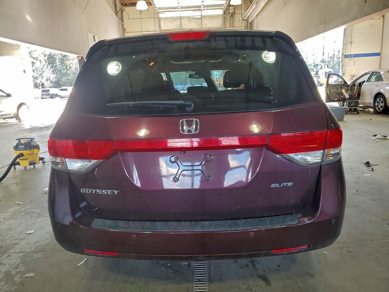2015 Honda Odyssey Touring VIN: 5FNRL5H92FB092852 Lot: 94686355