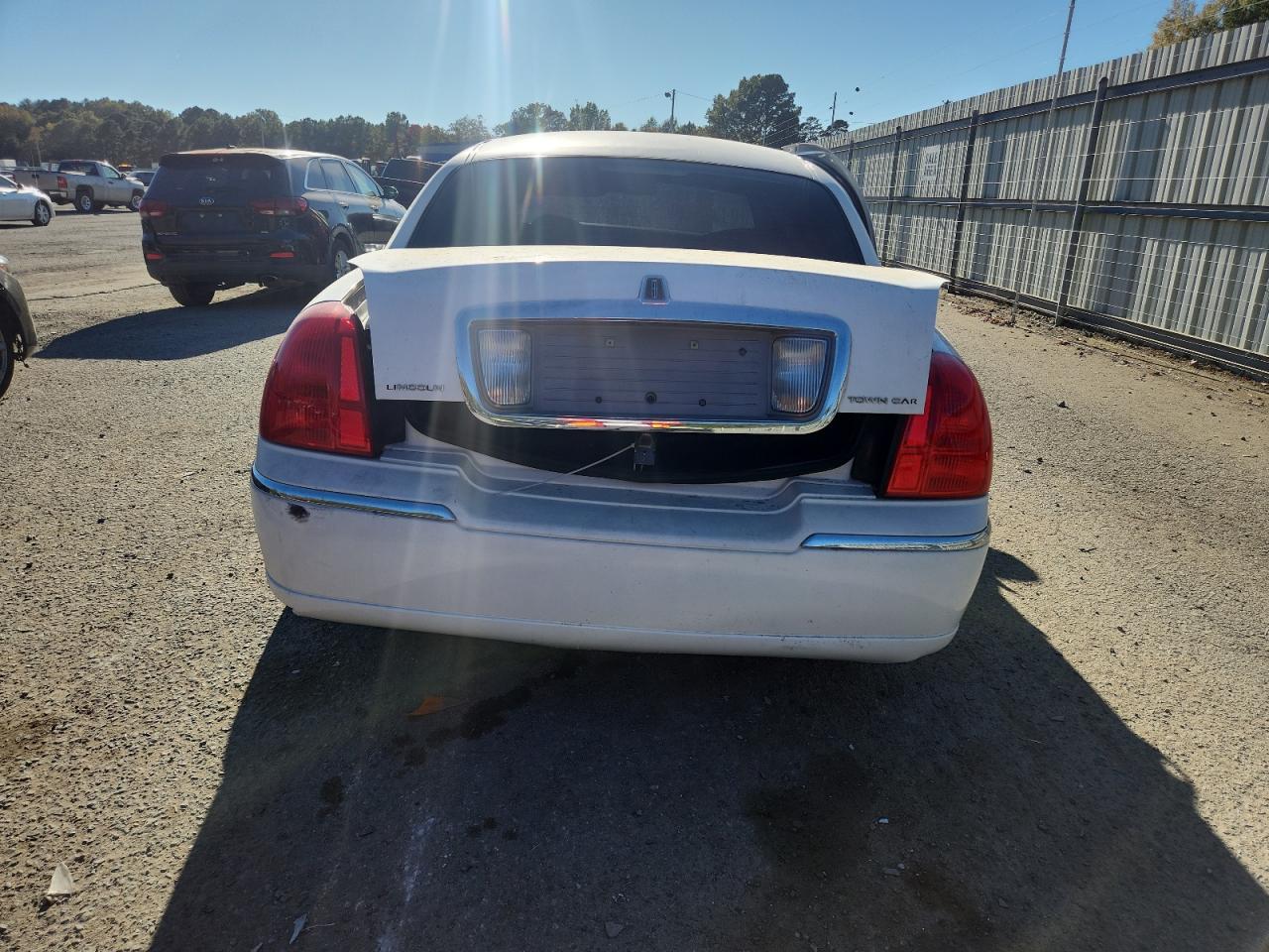 2007 Lincoln Town Car Signature Limited VIN: 1LNHM82W07Y614142 Lot: 91832845