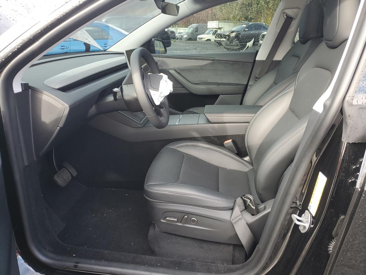 2026 Tesla Model Y VIN: 7SAYGDEE6TF414824 Lot: 90368275