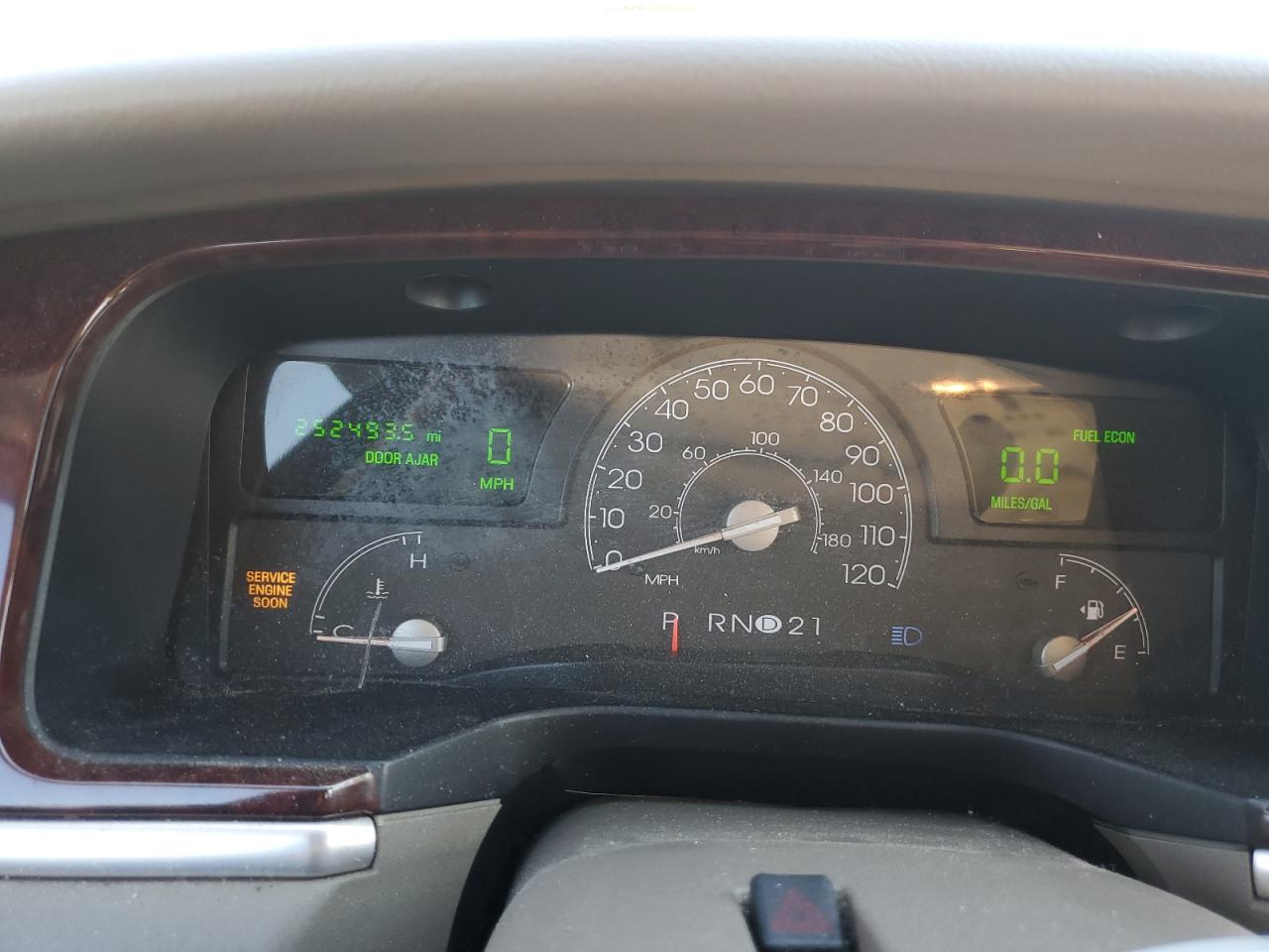 2005 Lincoln Town Car Signature Limited VIN: 1LNHM82WX5Y649087 Lot: 92838275