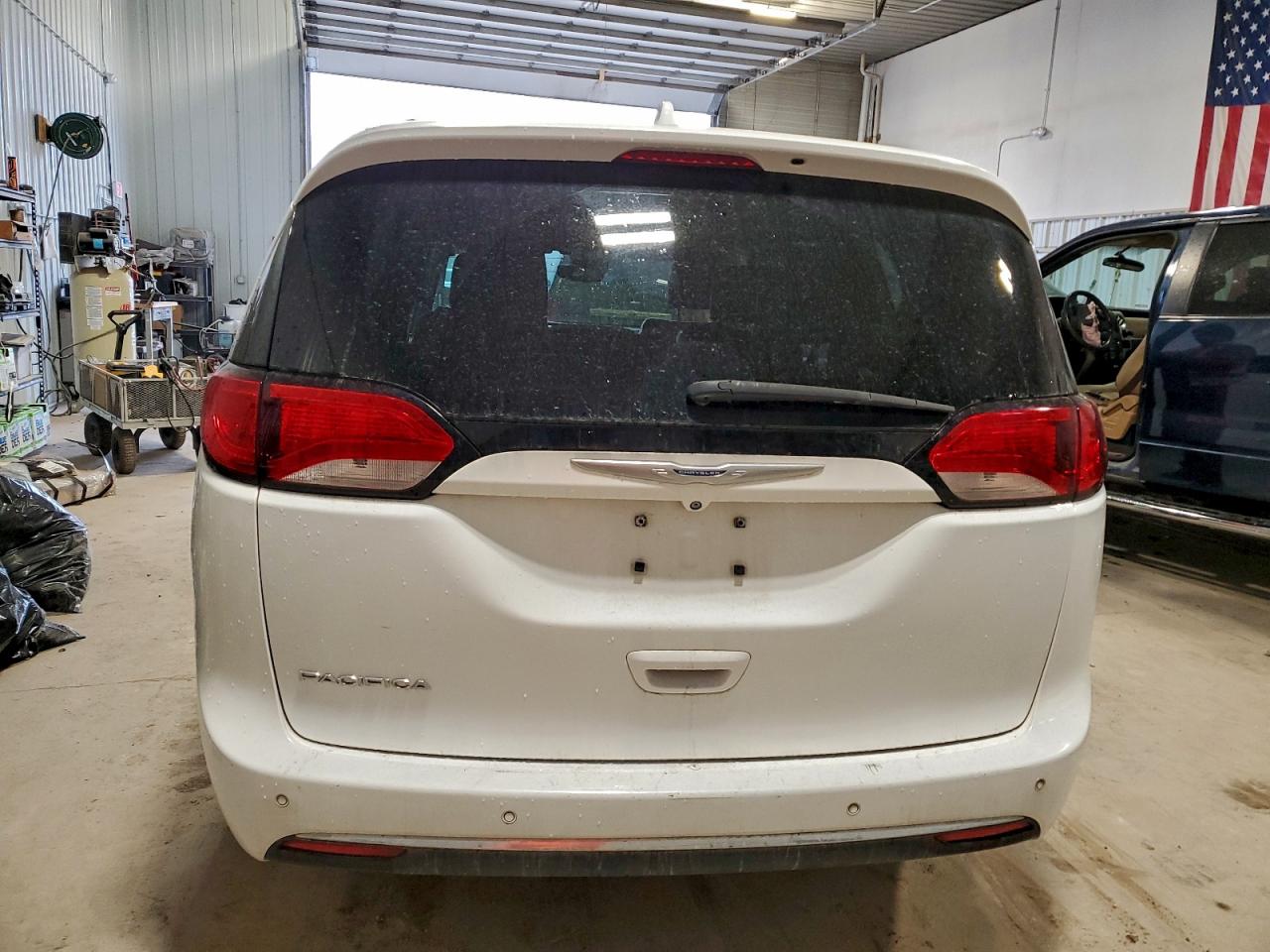 2018 Chrysler Pacifica Touring L VIN: 2C4RC1BG9JR320925 Lot: 94344985