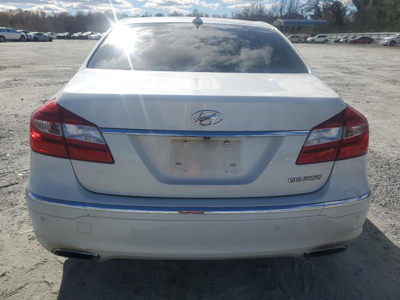 2013 Hyundai Genesis 3.8L VIN: KMHGC4DD8DU240899 Lot: 91635275
