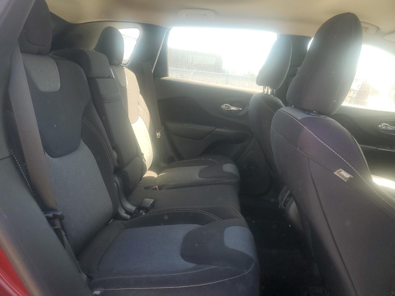 2015 Jeep Cherokee Sport VIN: 1C4PJLAB8FW560058 Lot: 92923385